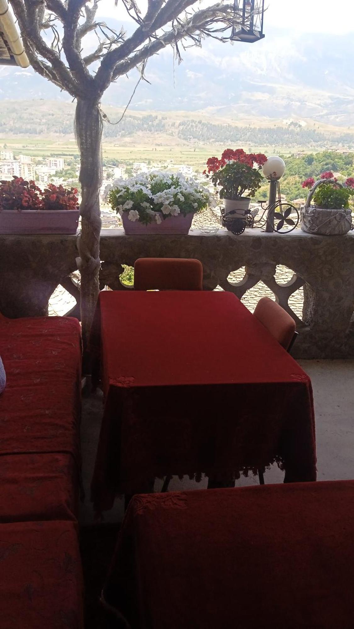 Karafil Guesthouse Gjirokastër Exterior foto
